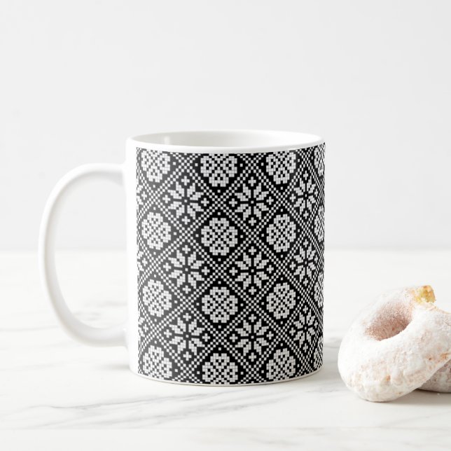 Caneca De Café Padrão de tricô branco preto-étnico estoniano (Com Donut)