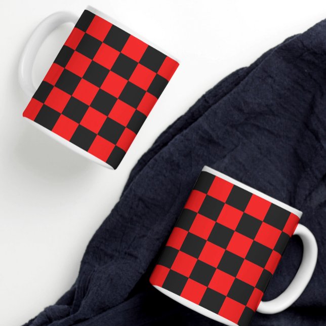 Caneca De Café Padrão de Verificação Vermelho e Preto (A fun red and black checkered mug)