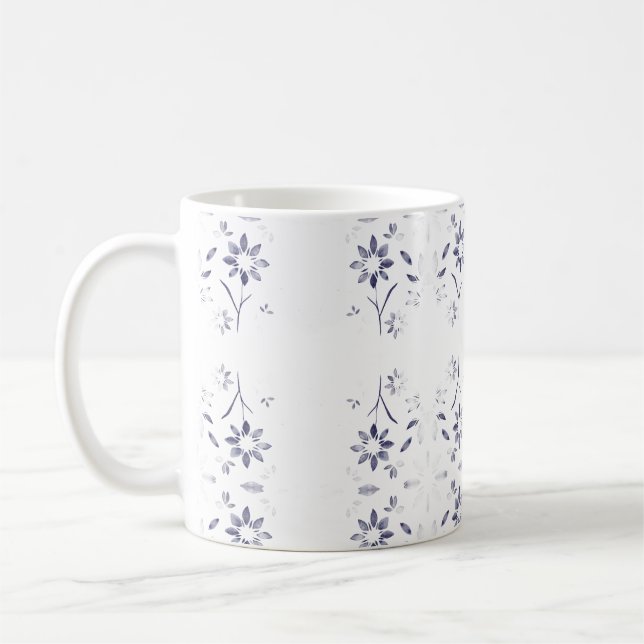 Caneca De Café Padrão Floral Azul e Branco Desbotado (Esquerda)