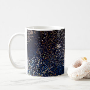Caneca De Café Padrão Floral de Mandala Azul Escuro e Dourado ele