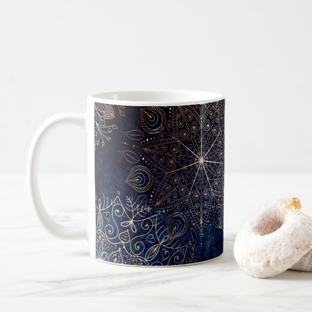 Caneca De Café Padrão Floral de Mandala Azul Escuro e Dourado ele (Com Donut)