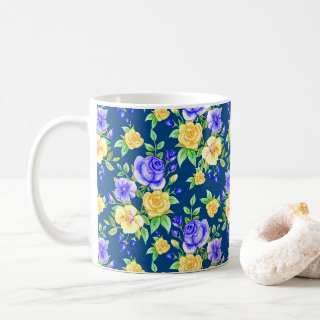 Caneca De Café Padrão Floral de Rosa Amarelo Elegante (Com Donut)