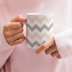 Caneca De Café Padrão Moderno de Chevron Cinza Rosa Corado