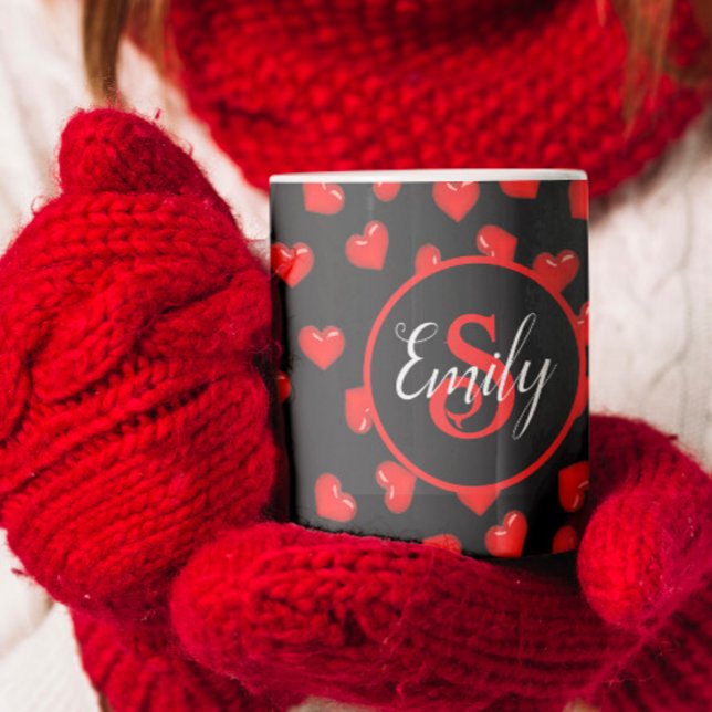 Caneca De Café Padrão na moda vermelho do coração nos monogramas  (Criador carregado)