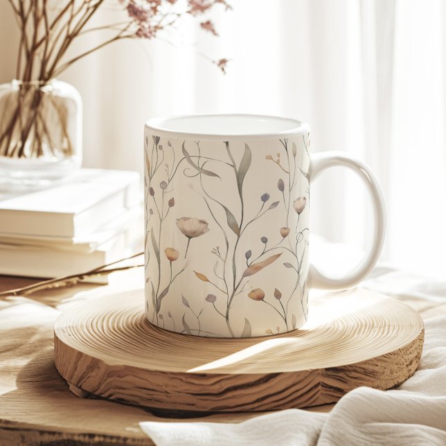 Caneca De Café Padrão neutro de aquarela seca de flores silvestre (Neutral Dry Watercolor Wildflowers Pattern Coffee Mug on a sunny neutral boho kitchen table.)
