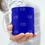 Caneca De Café Padrão real das iniciais do monograma azul<br><div class="desc">Um fundo azul real da moda. Personalize e adicione suas letras monográficas,  iniciais. Cartas brancas. O monograma como um padrão de fundo.</div>