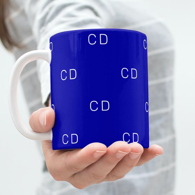 Caneca De Café Padrão real das iniciais do monograma azul (Criador carregado)
