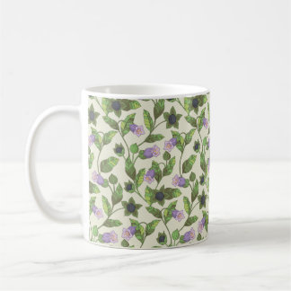 Caneca De Café Padrão sem costura com flores da belladona. Um arb