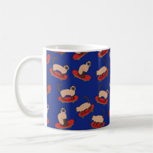 Caneca De Café Padrão sem costura com gatos siameses em skate.