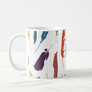 Caneca De Café Padrão sem costura com penas coloridas à luz.
