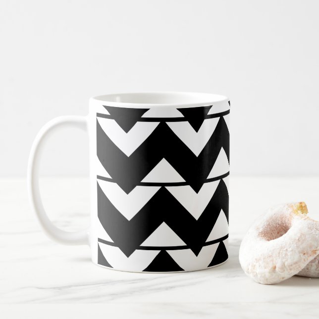Caneca De Café Padrão Zigzag de Stripe Chevron Preto e Branco (Com Donut)