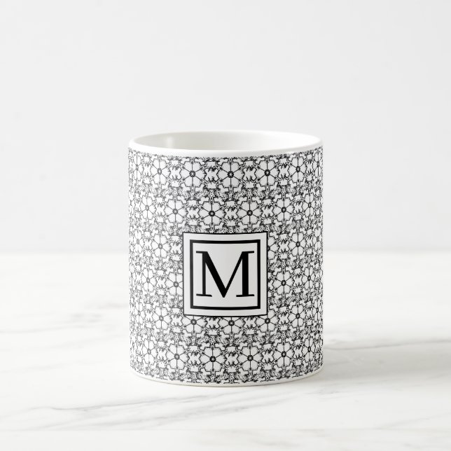 Caneca De Café Padrões de Flor Preto e Branco Monograma (Centro)