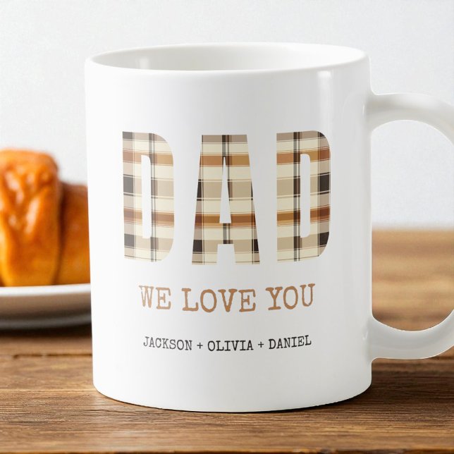 Caneca De Café Pai de Tipografia Moderna Marrom Nós Amo Vocês Nom (Brown Modern Typography Dad We Love You Kids Names Coffee Mug)