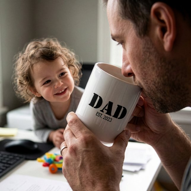 Caneca De Café Pai Estabeleceu Fonte Preta Simples e Negrito (Dad Established Simple Bold Black Text on a White Mug)