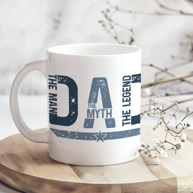 Caneca De Café "PAI O Homem Mith Legend" Dia de os pais Presente ("DAD The Man Mith Legend" Father's Day Gift Coffee Mug on a boho table with tiny dry flowers)