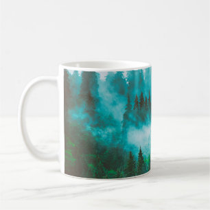 Caneca De Café Paisagem de montanha nebulosa com floresta de abet