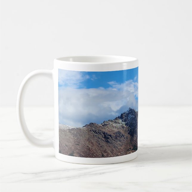 Caneca De Café Paisagem montanhosa nítida com céu azul (Esquerda)