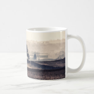 Caneca De Café Paisagem nevoenta dos campos