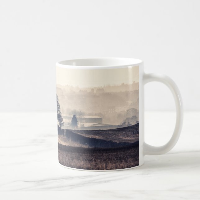 Caneca De Café Paisagem nevoenta dos campos (Direita)