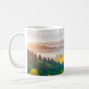 Caneca De Café paisagem rural excelente à luz da manhã. Loca