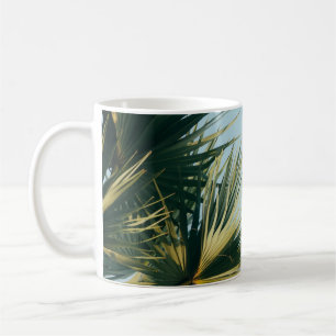 Caneca De Café Palmeira do ventilador sob o céu azul