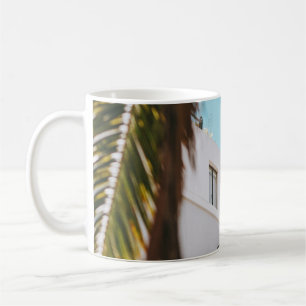 Caneca De Café Palmeira perto do prédio de concreto branco
