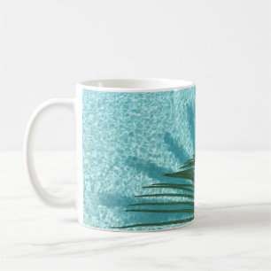 Caneca De Café palmeira sobre a água