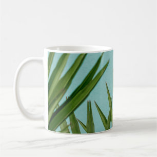 Caneca De Café Palmeira verde perto do corpo de água
