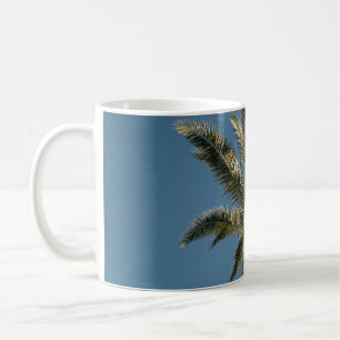 Caneca De Café Palmeira verde sob céu azul pela manhã