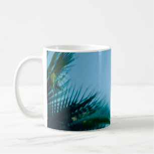 Caneca De Café Palmeira verde sob céu azul pela manhã
