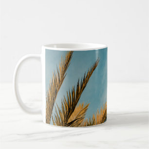 Caneca De Café Palmeira verde sob céu azul pela manhã