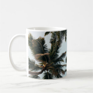 Caneca De Café Palmeira verde sob o céu branco pela manhã