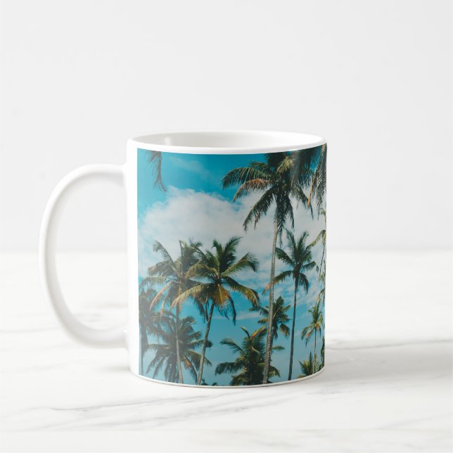 Caneca De Café Palmeiras acima do oceano, vinhas amontoadas e ret (Esquerda)