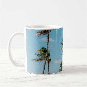 Caneca De Café Palmeiras na praia pela manhã