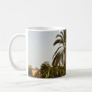 Caneca De Café Palmeiras verdes perto de betão marrom em t