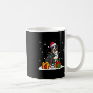 Caneca De Café Papais noeis berneses de árvores de natal montanhê