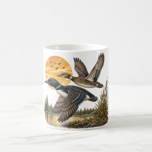 Caneca De Café Par de mergulhões-comuns vintage voando sobre o la
