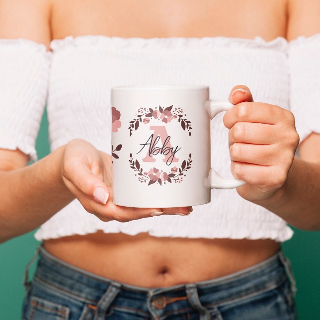 Caneca De Café Para ela, um amor floral monograma (Criador carregado)