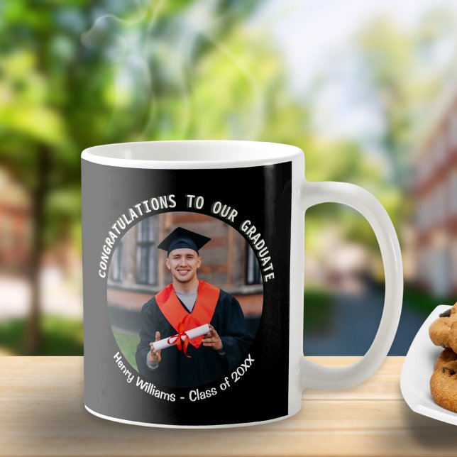 Caneca De Café Parabéns formandos Foto de Keepsasaket Preto (A stylish mug for a graduate, with congratulations message, custom photo, name and 'class of' year)