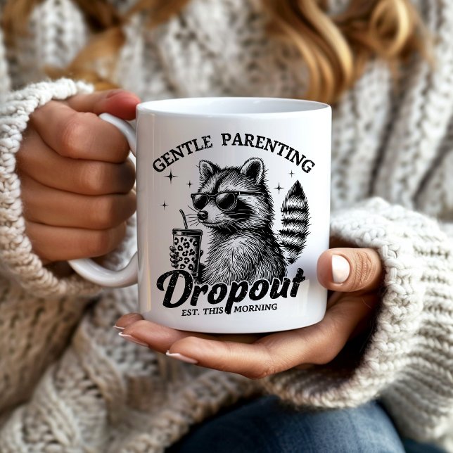 Caneca De Café Parentalidade Engraçada, Mãe do Raccoon (Funny mug for the sleep deprived parent.  "Gentle parenting dropout. est. This morning.")