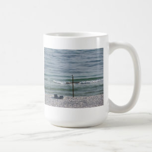 Caneca De Café Pássaro na cruz de madeira pelo oceano