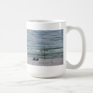 Caneca De Café Pássaro na cruz de madeira pelo oceano