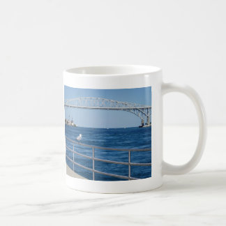 Caneca De Café Pássaro na ponte da água azul