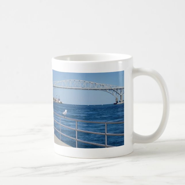 Caneca De Café Pássaro na ponte da água azul (Direita)