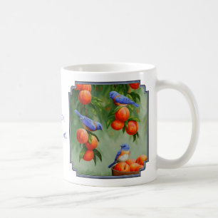 Caneca De Café Pássaros-azuis em um pomar de árvore