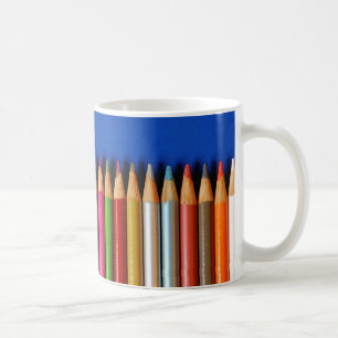 Caneca De Café Pastéis coloridos do lápis no fundo azul