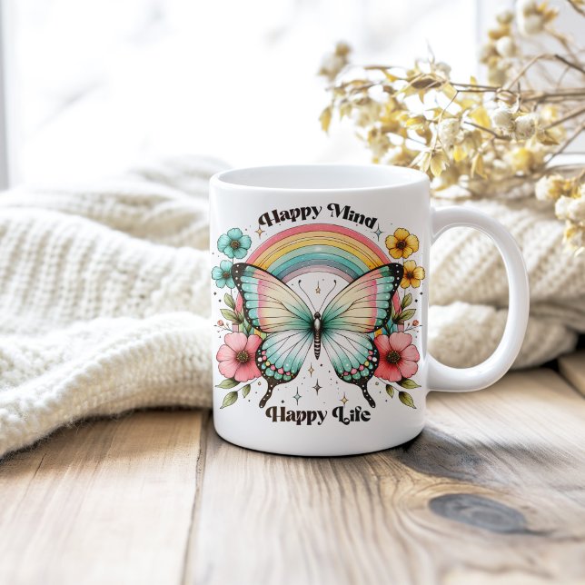 Caneca De Café Pastel Hippie "Feliz Mente Feliz Vida" (Pastel Hippie "Happy Mind Happy Life" Coffee Mug on a neutral cozy wooden table.)