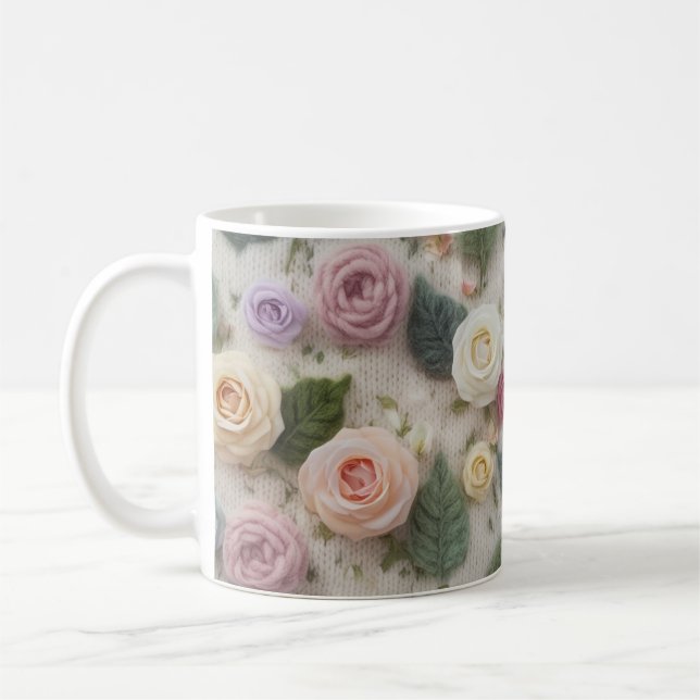 Caneca De Café Pastel Knitted Rose Mug | Cozy Floral Sweater Text (Esquerda)