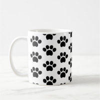 Pata de cão de gato preto é bonita em branco