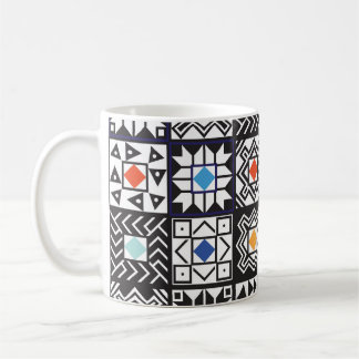 Caneca De Café Patchwork Maori: Design de tapete étnico.